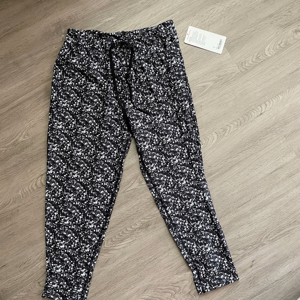 Lululemon jet crop pants